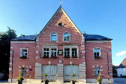 Das Rathaus in Au in der Hallertau, einer Gemeinde im Landkreis Freising in Oberbayern, wurde 1884 erbaut.