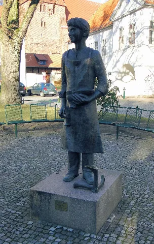 Sculpture Schusterjunge (shoemaker boy) at square Freiheitsplatz in/near Rehna, district Nordwestmecklenburg, Mecklenburg-Vorpommern, Germany