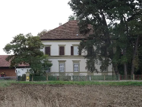 Gutshof. Herrenhaus, zweigeschossiger Walmdachbau mit Eckquaderung, Neurenaissance, um 1870/80. Wirtschaftsgebäude, teilweise älter als das Herrenhaus. Reichelshof 8, Gemeinde Schonungen, Landkreis Schweinfurt, Unterfranken, Deutschland
