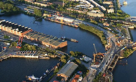 Vordergrund: links Hansahafen, rechts Spreehafen - Bildmitte: links Saalehafen, Mitte Veddel, rechts Müggenburger Durchfahrt, S-Bahn Veddel - Hintergrund: Peute, Kaltehofe