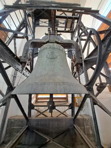 Das Foto zeigt die 1955 von Josef Pfundner gegossene große Glocke der Wiener Rochuskirche im 3. Bezirk Landstraße. Die Glocke besitzt einen Durchmesser von 150 cm und wiegt 2.150 Kg