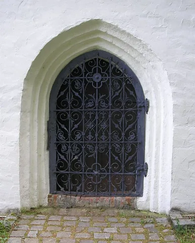 Burgstall Roggenstein (Gemeinde Emmering, Landkreis Fürstenfeldbruck, Oberbayern). Die gotische Kapelle (um 1400). Das Portal. Eigene Aufnahme, Mai 2007 / Roggenstein castle near Fuerstenfeldbruck (Upper Bavaria, Germany). The gothic chapel (ca. 1400). The door. Own photo, May 2007