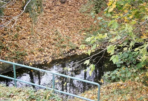 Gebirgskräuterweg ist eine Straße in Berlin-Rosenthal. Hier der Blick auf den Nordgraben an der Schönhauser Straße
