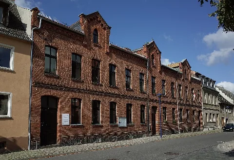 Dessau-Roßlau, Ortsteil Roßlau, Große Marktstraße 9, 10, 11,Pfarrhaus. (Baudenkmal im Denkmalverzeichniss Sachsen-Anhalt, Erfassungsnummer: 094 41067 000 000 000 000 [1])