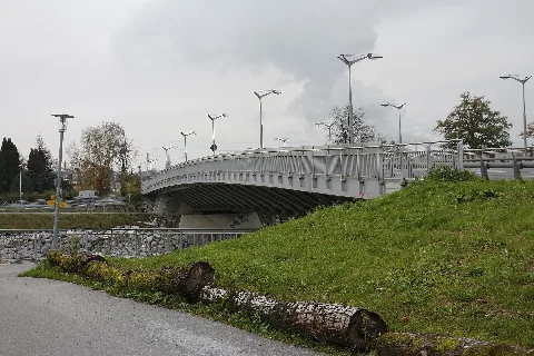 Saalachbrücke zwischen Salzburg (Ortslage Rott im Stadtteil Liefering) und Freilassing (Bayern). Die Brücke (hier von der österreichischen Seite) wurde 2004 neu errichtet und befindet sich mehr oder weniger unmittelbar neben dem Kraftwerk Rott.