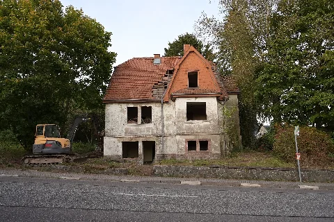 Leerstehendes Haus in Illingen (Ortsteil Uchtelfangen), Saarbrücker Str. 140, Saarland/ Deutschland unmittelbar vor dem Abriss, das Haus wurde im Oktober 2021 abgerissen (2021).