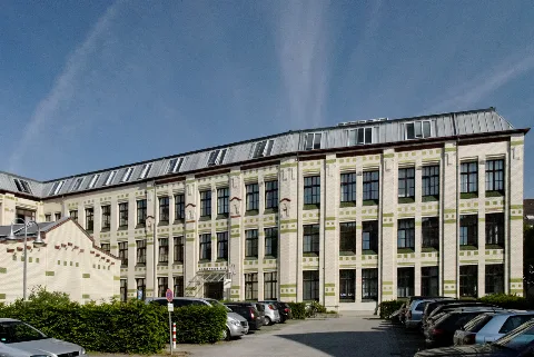 Salzmannbau In Duesseldorf Bilk, Von Sueden