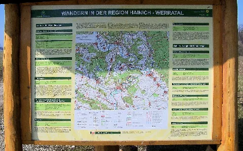 Die Infotafel am Aussichtspunkt bei Scherbda dient zur Information für Wanderer in der Region Hainich-Werratal. Der Rastplatz verfügt über einen Informationpunkt. Die Hauptwanderwege der Region im Werratal bei Creuzburg und Treffurt sind: • Barbarossa-Weg • Elisabeth-Pfad • Grenzwanderweg Grünes Band • Hainich-Rennsteig • Harz-Eichsfeld-Thüringerwaldweg (HET) • Lutherweg • Rennsteig des Thüringer Waldes • Thüringenweg • Werra-Burgen-Steig Auf der Karte von 2009 noch nicht enthalten Elisabeth-Pfad und Luther-Weg
