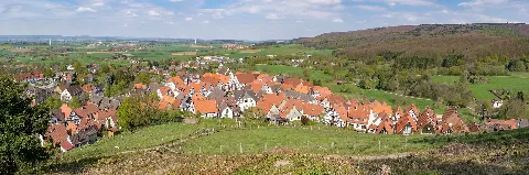 Panorama vom Grafenblick bei Burg Schwalenberg Richtung Nordwest, rechts der Schwalenberger Wald, zwischen Wald und Schwalenberg das LSG Lippebachtal, ansonsten noch das LSG Lipper Bergland mit Steinheimer Becken, Blomberger Höhen, Sabbenhauser Mulde und Schwalenberger Höhen