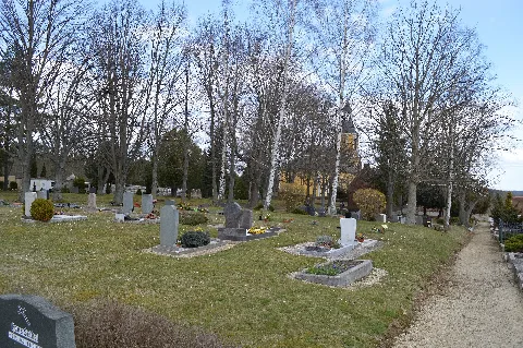 Schkölen 2015 04 3569 Friedhof Mit Kirche