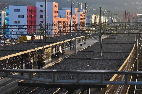 Schlieren Bahnhof 2011 09 06 19 27 12