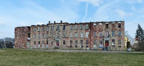 Das Schloss ist ein Neubau (am Standort einer älteren Anlage) ab 1681 im Stil des Barock, dessen Fertigstellung sich bis 1746 hinzog. Im 2. Weltkrieg schwer zerstört, gleicht der Baukörper äußerlich noch immer dem einer Ruine, gleichwohl schreiten Arbeiten zum Erhalt und der partiellen Nutzung voran. - Die spätere Katharina II., Zarin von Russland, verbrachte hier (als Prinzessin Sophie Auguste Friederike von Anhalt-Zerbst) einge Jahre ihrer späten Kindheit, bevor 1744 mit der Übersiedlung nach Russland ihr Aufstieg begann. arrie