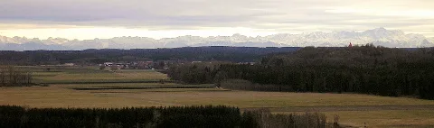 Schloss Kaltenberg bei Geltendorf (Landkreis Landsberg am Lech, Oberbayern). Der Burgberg (rechts) mit dem Wettersteingebirge. Eigene Aufnahme, Feb. 2008 / Kaltenberg castle near Geltendorf (Landkreis Landsberg am Lech, Upper Bavaria, Germany). The castle hill (right) with the Wetterstein Alps. Own photo, Feb. 2008