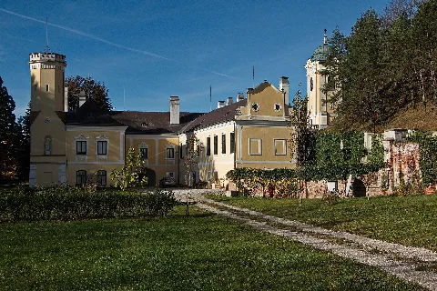 Schloss Thurnhof Zu Linsberg Bei Bad Erlach