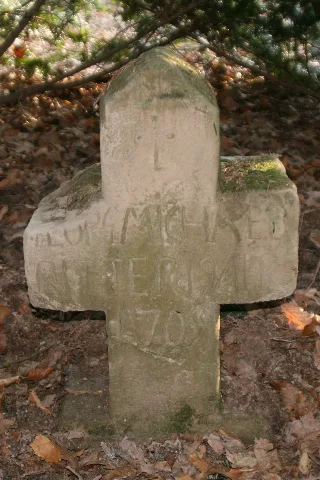 Sog. „Schneiderstein“ im Wald von Bretzfeld-Waldbach nahe der Gemeindegrenze zu Obersulm-Eschenau, der an den Mord an dem Schneidergesellen Georg Michael Ritter am 1. April 1709 erinnert. Vorderseite mit der Inschrift [GEORG] MICHAEL RITTER 19 APR 1709