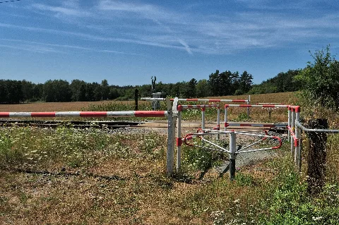 Bad Brambach, OT Schönberg am Kapellenberg: Fußgängerquerung der Eisenbahnstrecke in der Nähe des Säuerlings (Vogtlandkreis, Freistaat Sachsen, Deutschland)
