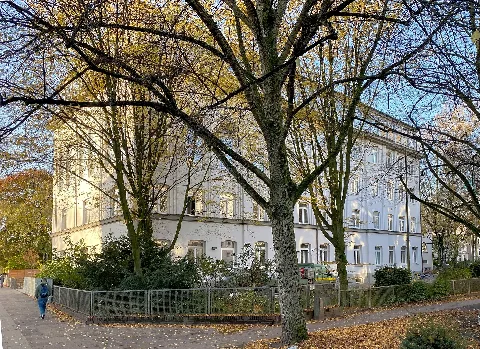 Schulgebäude in der Kellinghusenstraße 11 in in Hamburg-Eppendorf, Ansicht der Nord-Fassade und der Ecke Schrammsweg/ Kellinghusenstraße. Die Schule diente als Staatliche Handelsschule (H13), und wird während der baulichen Erweiterung der Grundschule Alsterdorfer Straße von jener Schule zwischengenutzt.