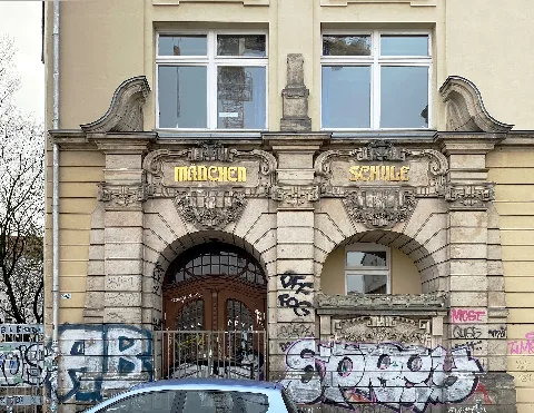 Schule Ludwigstraße in Hamburg-Sternschanze, seit 2010 einer von zwei Standorten der Ganztagsgrundschule Sternschanze. Zu ihrer Bauzeit war die Schule Ludwigstraße ein Doppelschulhaus mit einer Knaben- und Mädchenschule. Hier der Eingang zur ehemaligen Mädchenschule an der Ostseite des Hauptgebäudes, Ludwigstraße 7.