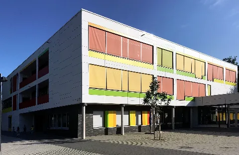 Schule Richardstraße in Hamburg, dreistöckiger Neubau, rechts Übergang zum einstöckigen Ganztagesbereich mit Küche und Speiseraum.