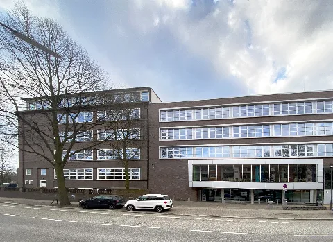 Rechts das Schulgebäude Wagnerstraße 60 in Hamburg-Barmbek-Süd, Neubau (2015-2016), Sitz der Staatlichen Fachschule für Sozialpädagogik - Fröbelseminar (BS 30, früher FSP1). Links das denkmalgeschützte Gebäude Uferstraße 10, Sitz der Beruflichen Schule Uferstraße (BS 29)