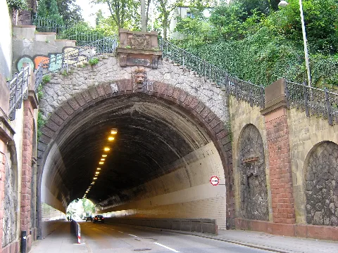 Schwabtunnel 8 Westportal Figurengruppe