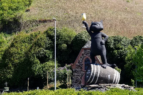 Schwarze Katz Skulptur Zell