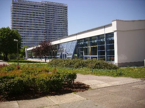 Schwimmhalle Helene Weigel Platz