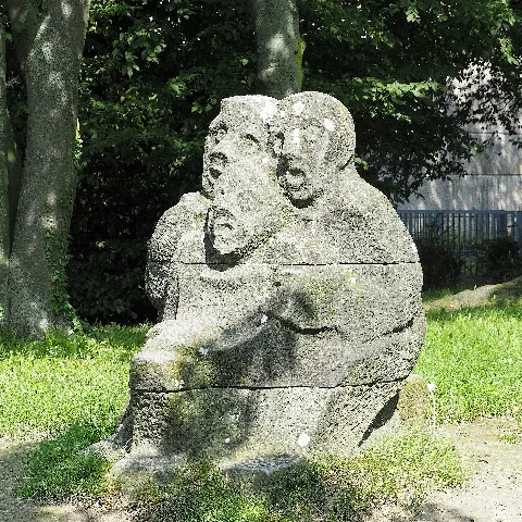 Denkmal für den Torschrei der Zuschauer bei einem Fußballspiel. Geschaffen 1958 (datiert) von der Künstlerin Elisabeth Hoffmann aus Herne-Börnig aus grünem Sandstein. Es ist das bundesweit einzige Denkmal für Fußballspielzuschauer. Es steht seit 1959 auf dem Schulhof der Mont-Cenis-Gesamtschule in Herne-Sodingen, Mont-Cenis-Str. 180.