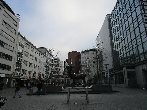 Die Andreaestraße wurde im Jahr 1847 nach dem hannoverschen Stadtbaumeister August Heinrich Andreae (1804–1846) benannt. Im Haus Andreaestraße 1 bestand von 1950 bis 1981 das Tapetenhaus Uihlein. Zu Beginn des 21. Jahrhunderts werden Erd- und erstes Geschoss für eine Gaststätte genutzt. Darüber liegen bis zur fünften Etage Büroräume.