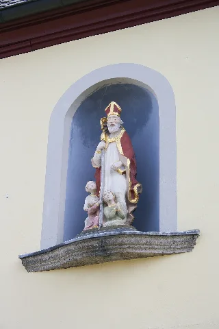 Nikolauskapelle neben der katholischen Pfarrkirche St. Gervasius und St. Protasius in Sechtem, Stadtteil von Bornheim, Statue des hl. Nikolaus