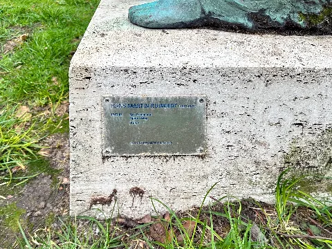 "Sich Erhebende" von Hans Martin Ruwoldt, Kümmellstraße 7, Hamburg-Eppendorf, vor dem Bezirksamt Hamburg-Nord.