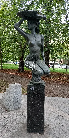 Skulptur Ostseeplatz (Prenz) Kniende Junge Frau Mit Schale&Anna Franziska Schwarzbach&19873