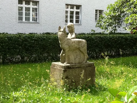 Skulptur Rotkaeppchen Kerstenweg Spandau2