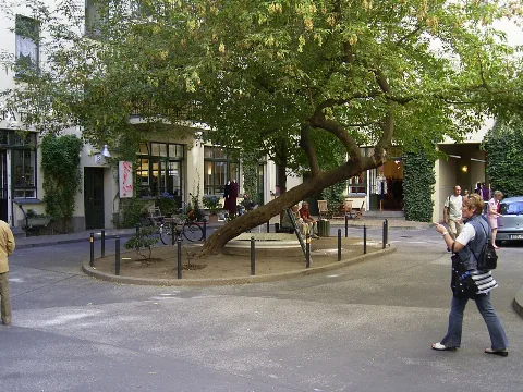 Hackesche Höfe Berlin. Das Foto zeigt einen Teil der Sophie Gips Höfe in Berlin, in unmittelbarer Nachbarschaft der Hackeschen Höfe im Jahr 2004.