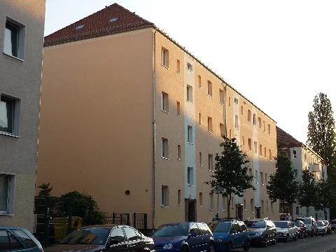 Das Haus Sophienstraße 17, 17A und 17B in Berlin-Rummelsburg. Links davon geht die Straße unmittelbar in die Bietzkestraße (siehe Straßenschild in der Mitte des Bildes) in Berlin-Friedrichsfelde über. Blickrichtung Westen.