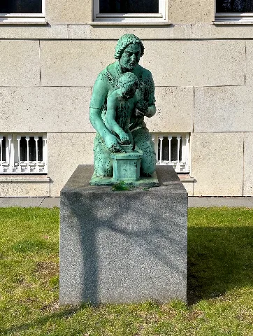 Skulpturengruppe "Spare in der Zeit" von Hermann Perl, Max-Brauer-Allee 69, Hamburg-Altona-Nord