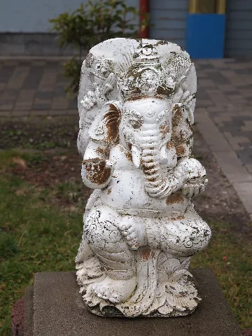 Sri Kamadchi Ampal Statue Left