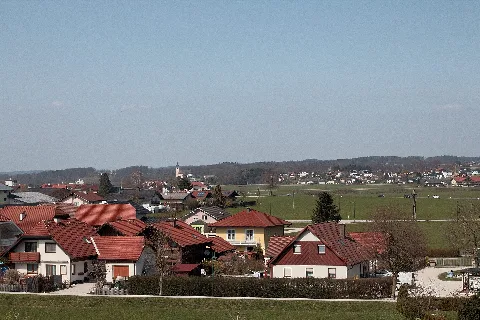 Sankt Georgen bei Salzburg: Blick von der Filialkirche Obereching auf Untereching; im Hintergrund der Ort Sankt Georgen