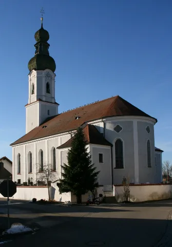 St. Michael, die katholische Pfarrkirche der Gemeinde Mettenheim (Landkreis Mühldorf am Inn, Oberbayern). Der barocke Kirchenbau wurde 1720 geweiht. Die Saalkirche besitzt einen Turm mit doppelter Zwiebelhaube auf der Vorderseite und einen halbrunden Chor auf der Rückseite, wo zwei seitliche kleinere Anbauten u.a. die Sakristei aufnehmen. Der prachtvolle Innraum verfolgt gleichfalls konsequent die barocke Formensprache. Der Hochaltar im Chor, zwei Nebenaltäre rechts und links des Chores, eine Kanzel und eine zweistöckige Orgelempore, alle barock gestaltet, bedeuten die Haupteinrichtung.