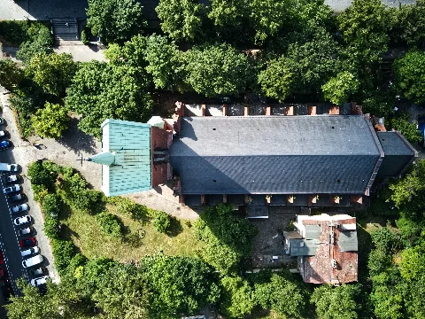 Die katholische St. Pius-Kirche in Berlin-Friedrichshain in der Pallisadenstraße 72 mit Schieferdach. Erbaut vom Baumeister Max Hasak. Unten rechts im Bild ist das alte Pfarrhaus mit Pfarramt und Pfarrwohnung.