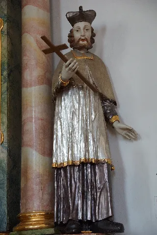Johannes-Nepomuk-Statue (polychrom) in der katholischen Pfarrkirche St. Vitus in Großalfalterbach bei Deining in der Oberpfalz: