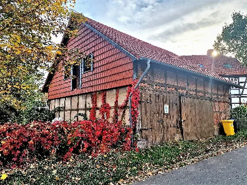 The barn of the residential building at Lehmkuhlenstraße 2 is located opposite the school farm Hevensen in the Northeim district
