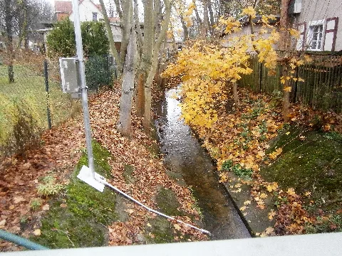 Der Straßenbrunnen Nummer 11 im Ortsteil Blankenburg des Berliner Bezirks Pankow steht in der Freischützstraße (Nordseite) zwischen Flaischlenstraße (am Pankedurchfluss) und Burgwallstraße und liegt dem Grundstück Burgwallstraße 62 an. 20 Meter von der Nordecke der Kreuzung Freischütz-/Burgwallstraße .