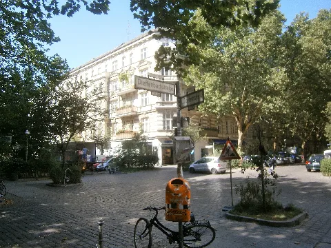 Der Kreuzberger Brunnen Nummer 11 stand in der Dieffenbachstraße im Berliner Bezirk Friedrichshain-Kreuzberg zur Ecke Graefestraße. Beim Beräumen verblieb der Tränkstein.