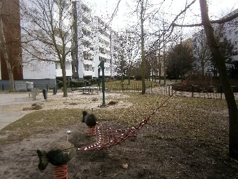 Der Notwasserbrunnen L32 steht im Ortsteil Friedrichsfelde des Berliner Bezirks Lichtenberg auf dem Spielplatz Köpitzer Straße, gegenüber Haus 6.