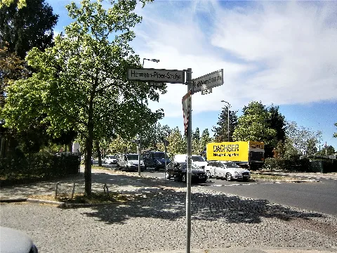 In der Liste der Drucksache des Abgeordnetenhauses[1] ist „Brunnen Hermann-PiperStraße (PLZ: 13403)“ notiert. Er steht südlich vom Finanzamt Reinickendorf[2] an der nordöstlichen Straßenseite in einer gesonderten Pflasterung des Kleinpflasterstreifen der Baumflucht. Seitwärts am Fußflansch mit dem Frosthahn des Brunnenkörpers liegt die Muldenplatte unter dem Rohrbogen als Abflussfang mit der Rinne parallel zum Bordstein, der Schwengel mit Kugelgewicht am Handgriff dazu gegenüber. Der Standort gehört zur Siedlung Stadtpark. Die Mündung der Straße am Eichborndamm befindet sich 100 Meter vom Brunnen. Das auf der Brunnenseite stehende Haus 11/13 wurde um 1967 erbaut. Der Brunnen besitzt keine Schutzpfosten, die Parkordnung ist hier „Quer zur Fahrbahn“. Das A4-Schild „Autowaschen verboten“, ein Hinweis das kein Trinkwasser fließt fehlt. Bei der Begehung 2019 war der Brunnen trocken.