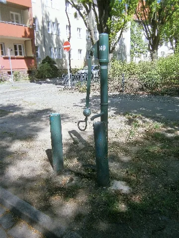 Der Straßenbrunnen mit der Nummer 149 im Ortsteil Borsigwalde des Berliner Bezirks Reinickendorf steht am Jacobsenweg vor dem Mittelstreifen der Sommerfelder Straße.