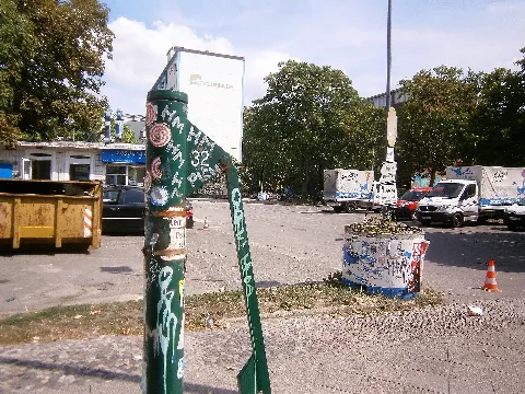 Der Kreuzberger Brunnen Nummer 25 steht in der Ritterstraße im Berliner Bezirk Friedrichshain-Kreuzberg Ecke Prinzenstraße.