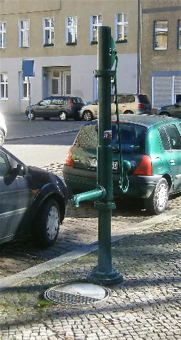 Der FSH-L-Brunnen 5 steht vor dem Eckhaus Lutherplatz/ Lutherstraße 17 an der Platzseite zur Lutherkirche (östlich der Kirche, südlich der Lynarstraße)[1] und stand 2009[2] noch nicht. Am Brunnenfuß – zehn Meter zur Lutherstraße – liegt ein Straßensinkkasten. Der Brunnenständer hat eine lange Hülse, an der der Auslauf verschraubt ist. Der Ablauf gelangt über den danebenliegenden Straßeneineinlass in die Straßenentwässerung.