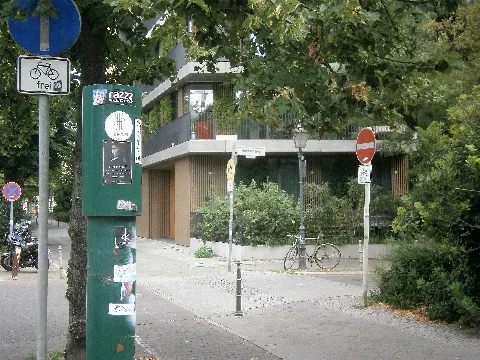Der Kreuzberger Brunnen Nummer 22 steht in der Möckernstraße im Berliner Bezirk Friedrichshain-Kreuzberg in Höhe der Hornstraße und vom Eingang des Parks am Gleisdreieck.